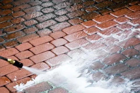 Jak wyczyścić cegłę klinkierową z zaprawy - skuteczne metody i porady
