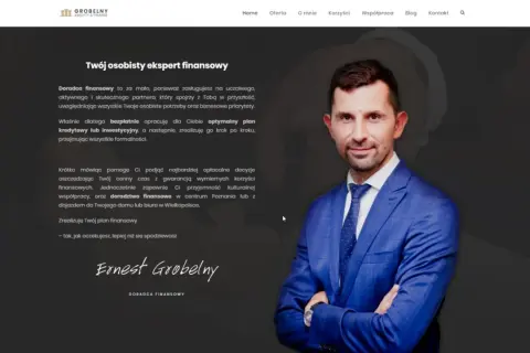Mężczyzna w niebieskiej marynarce z krawatem, uśmiecha się, stojąc na tle strony internetowej.