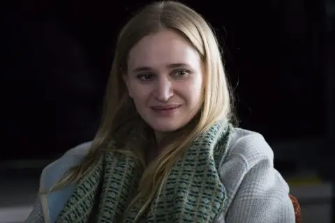 Lisa från Bonusfamiljen med sitt blonda hår och en mönstrad halsduk.