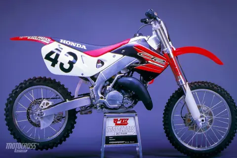 Honda CR 125 ile koni? Ten motocykl crossowy z numerem 43 to legenda.
