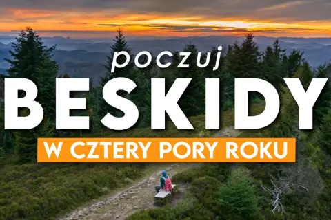Zachód słońca nad Beskidem Żywieckim. Widok na góry i lasy, z napisem "Poczuj Beskidy w cztery pory roku". Idealne miejsce na odkrywanie beskidzkich szlaków.