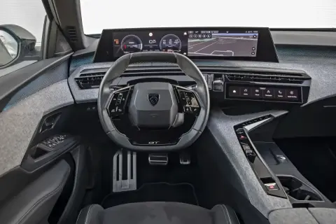 Nowoczesne wnętrze Peugeot 3008 z cyfrowymi zegarami i ekranem nawigacji. Sprawdź aktualną peugeot 3008 cena!