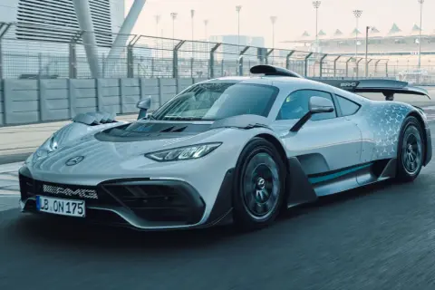 El Mercedes-AMG Project One, con la potencia de mil caballos, acelera en la pista.