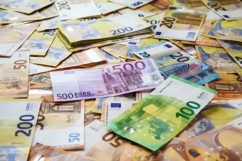 Stos banknotów euro: 50, 100, 200, 500. Euro jest walutą w wielu krajach Europy.