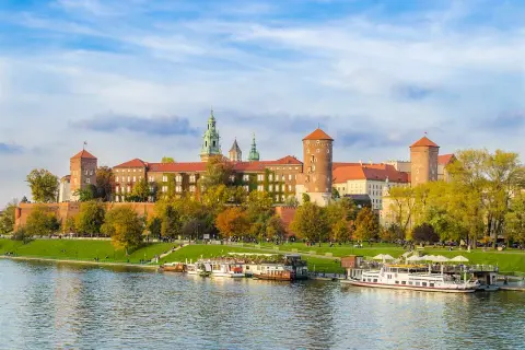 Wawel w jesiennej odsłonie, z łodziami na Wiśle. Poznaj ciekawostki o Krakowie!