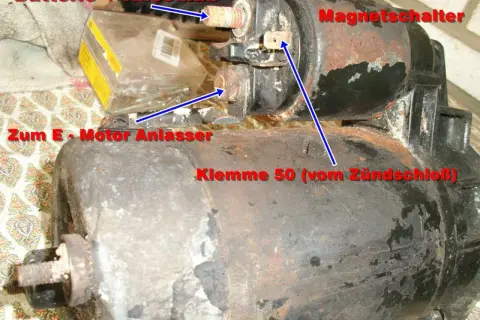 Anlasser testen: Batterieanschluss, Magnetschalter und Klemme 50 (vom Zündschloss) sind markiert.