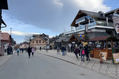 Spacer po Karpaczu, gdzie zjeść? Widać kawiarnie, restauracje i stoiska z serami góralskimi.