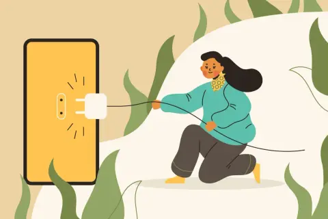 Kobieta podłącza wtyczkę do gniazdka na ekranie telefonu, symbolizując zużycie energii. Zastanawiasz się, ile prądu zużywa komputer?