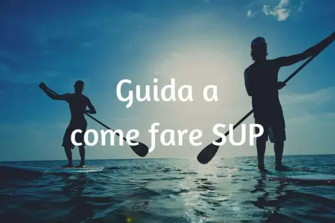 Guida a come fare SUP: due silhouette su tavole da paddleboard al tramonto, con il testo sovrapposto.
