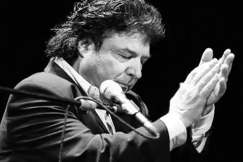 Morente, el alma del flamenco, con las manos juntas ante el micrófono, un momento de profunda emoción.