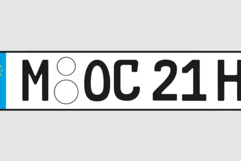 Deutsches Kennzeichen M OC 21 H. Die Zahl 21 steht für das Jahr, und das H am Ende des Kennzeichens ist ein besonderes Zeichen.