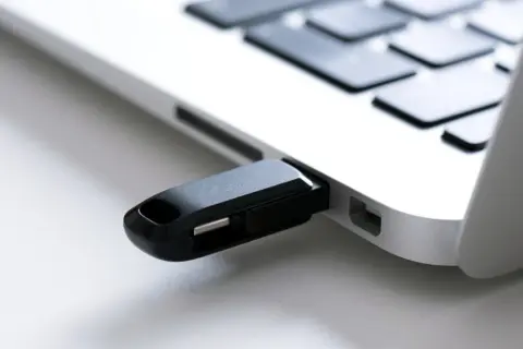 Jak odzyskać usunięte pliki z pendrive i uniknąć ich trwałej utraty