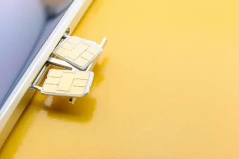 Dwa złote **SIM** w wysuwanej tacce telefonu. Czy to już wszystko, co musisz wiedzieć o karcie **SIM**?