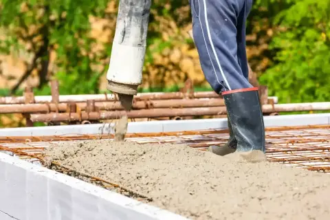 Robot wylewa beton na zbrojenie płyty fundamentowej. Odpowiedni beton na płytę fundamentową to klucz do trwałej budowy.