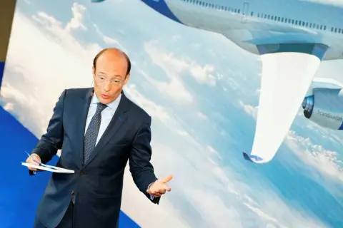 SAS chef presenterar flygplansdetaljer framför en storbildsskärm med ett flygplan.
