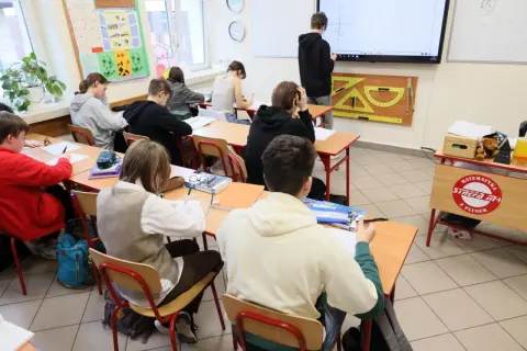 Uczniowie na lekcji matematyki, przygotowujący się do przyszłych wyzwań w biznesie i zarządzaniu.