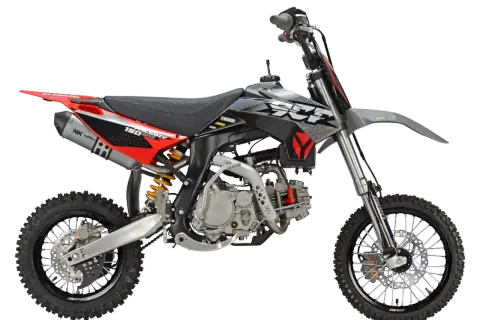 Motocykl typu pit bike z czarnym siedzeniem, czerwono-szarym nadwoziemiem i czarnymi kołami na czarnym tle.