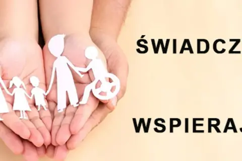 Dłonie trzymają wycięte z papieru postacie rodziny, w tym osobę na wózku. Napis: ŚWIADCZENIA WSPIERAJĄCE.