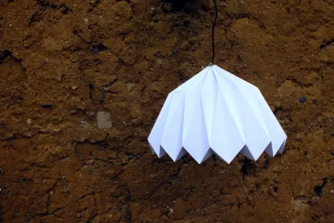 Biały abażur origami, jak zrobić taki piękny klosz? Prosty projekt DIY na lampę.