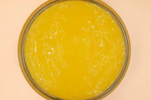 Jasnożółta, gęsta masa w szklanym naczyniu. Czy mango zastygnie w galaretce?