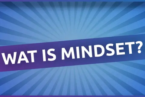 Een ander woord voor mindset is instelling. De tekst "WAT IS MINDSET?" staat op een paarse band tegen een blauwe achtergrond met stralen.