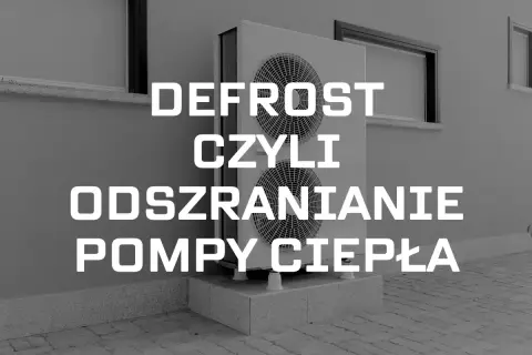 Dwie jednostki zewnętrzne pompy ciepła. Napis "DEFROST CZYLI ODSZARANIANIE POMPY CIEPŁA" informuje o procesie odszraniania.