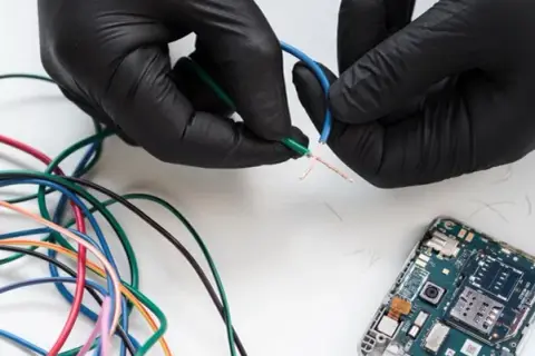 Jak łączyć kable elektryczne? Bezpieczny poradnik dla amatorów