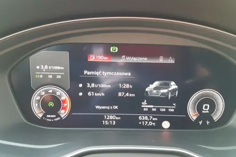 Audi A4: średnie spalanie 3,8 l/100km, zasięg 190km. Pokazuje też prędkość i dystans.