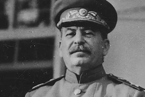 Portret Stalina w mundurze wojskowym. Władza nie zależy od głosów, bo nieważne kto głosuje, ważne kto liczy głosy.