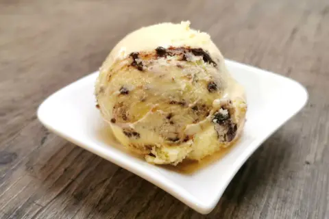 Ein Löffel cremiges Cookies Eis mit Schokoladenstückchen, perfekt für ein selbstgemachtes Eis Rezept.