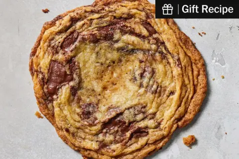 En stor, gyllene chokladkakas med smält choklad. Perfekt för svåra bakverk som kräver lite extra kärlek.