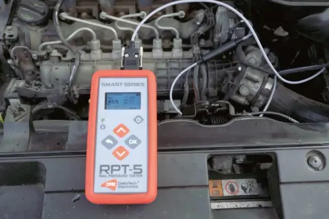 Tester ciśnienia common rail podłączony do silnika. Urządzenie RPT-5 pokazuje odczyt 42.5 MPa.