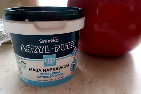 Czym skleić gips? Najlepsze kleje i techniki naprawy gipsu