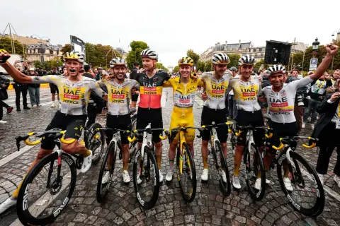 Wielrenners van UAE Team Emirates vieren hun overwinning. De Tour de France duurt ongeveer drie weken, een uitputtingsslag!