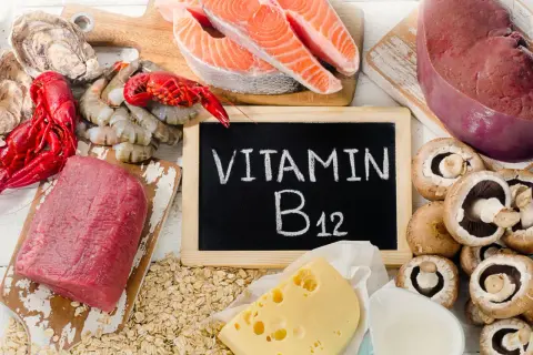 Produkty bogate w witaminę B12: wołowina, łosoś, wątróbka, krewetki, ostrygi, ser, grzyby, płatki owsiane. Unikaj niedoboru witaminy B12.