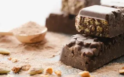 Jak jeść batony proteinowe i nie tyć? Sekrety mądrego wyboru