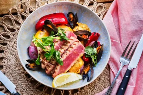 Grillad tonfisk med potatis, musslor och grillade grönsaker. En läcker sommarrätt.
