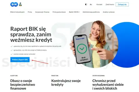 Kobieta pokazuje telefon z aplikacją Raport BIK, która potwierdza brak zaległości. Pobierz swój raport BIK, zanim weźmiesz kredyt.