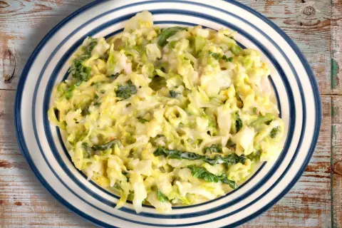 Cremiger Kohl mit Speck, ein einfaches Gericht, das perfekt zu vielen wirsing rezepte einfach passt.