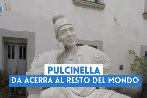 Busto di Pulcinella in marmo, con testo "Pulcinella da Acerra al resto del mondo".