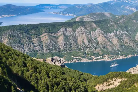 Atemberaubender Blick auf die Bucht von Kotor. Meine Urlaub in Montenegro Erfahrungen sind unvergesslich. Ein Segelschiff gleitet auf dem tiefblauen Wasser.