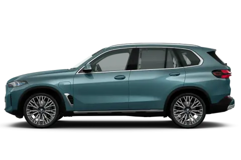 BMW X5 G05 LCI w kolorze zielonym, widok z boku, na czarnym tle.