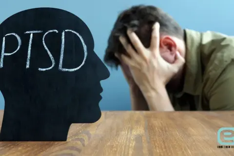 Sylwetka głowy z napisem PTSD, obok mężczyzna w rozpaczy. Szukamy leków na PTSD.