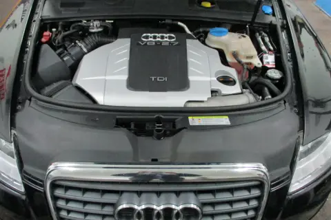 Silnik V6 2.7 TDI Audi A6 C6 z otwartą maską i widocznym zbiorniczkiem płynu chłodniczego.