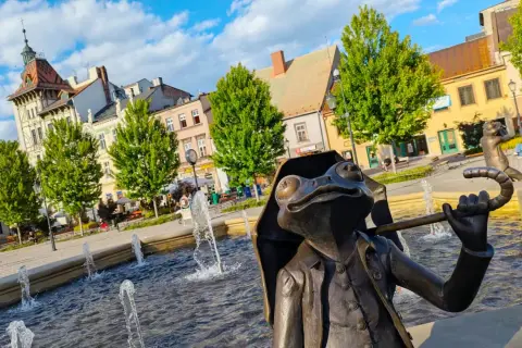 Żaba z parasolką i fontanny na Rynku w Bielsku-Białej. Urokliwe bielsko-biała atrakcje zachęcają do spacerów.
