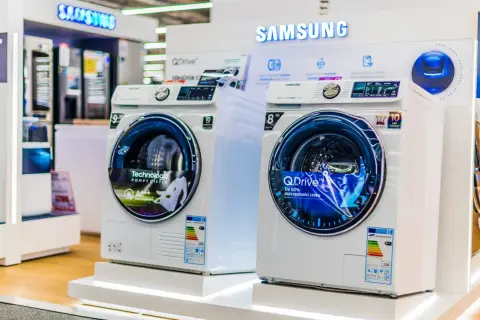 Dwie białe pralki Samsung z technologią QDrive, idealne do szybkiego i oszczędnego prania. Kalibracja pralki Samsung jest prosta.