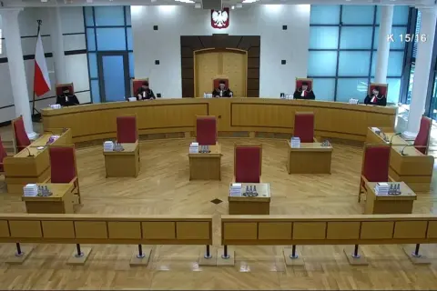Siedmiu sędziów w togach zasiada w ławach. Skład Trybunału Konstytucyjnego gotowy do obrad.