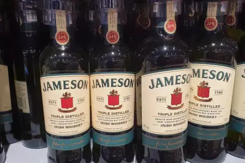 Rząd butelek Jameson Triple Distilled Irish Whiskey. Idealne na prezent lub do domowego barku, to dobre whisky z Biedronki.