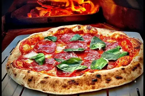 Pizza Napolitaine maison : Le secret d'une pâte et cuisson parfaites
