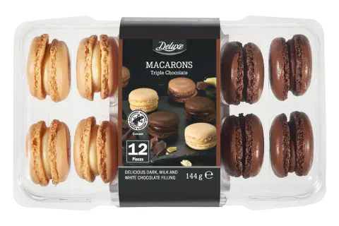 Opakowanie 12 makaroników Deluxe Triple Chocolate, z jasnymi i ciemnymi ciasteczkami.
